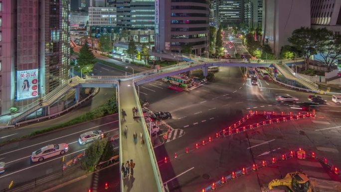 在日本东京新宿，许多行人和车辆在繁忙的街道路口行走。亚洲城市生活方式商务交通概念。