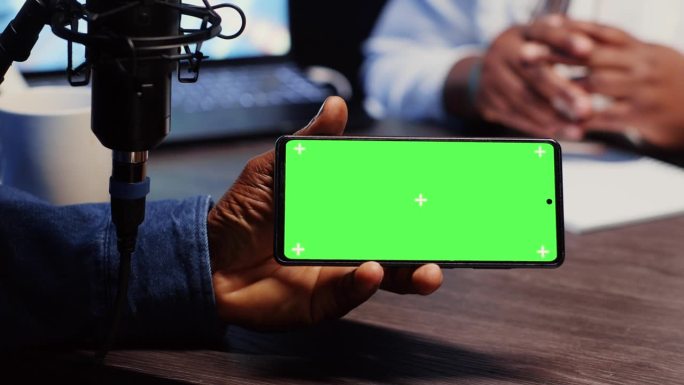 色度键智能手机运行视频为播客作出反应