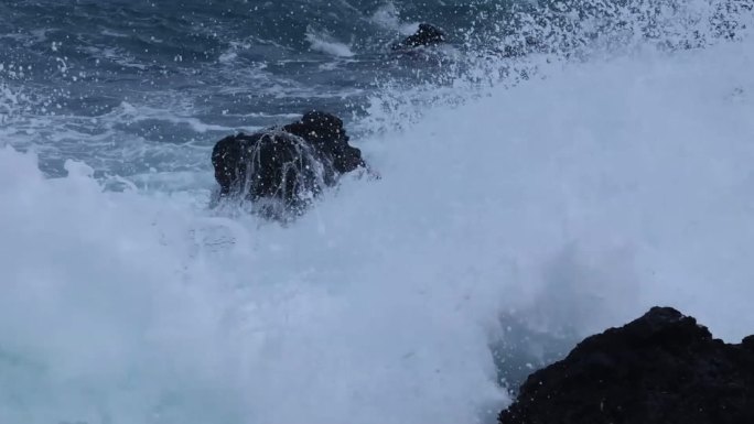 海浪拍打礁石