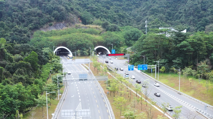 航拍深圳坂田板银鸡公山隧道入口车流