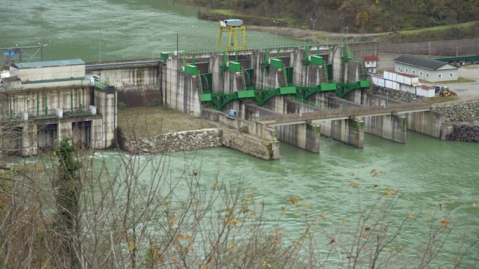 水力发电站位于两山之间的河口。Ajara能源公司在乔治亚州的水力发电厂。绿色能源、可再生资源、环保、