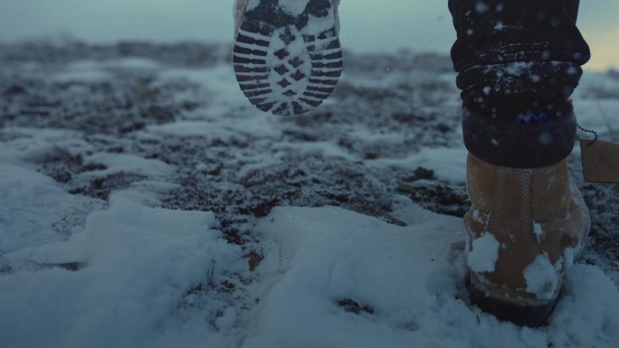 脚步 励志登顶 驻足 爬雪山 坚定