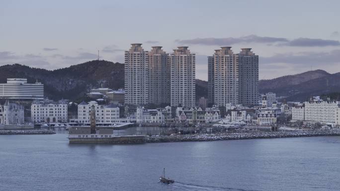 4K唯美灯塔港湾渔船山麓欧式建筑渔船归港