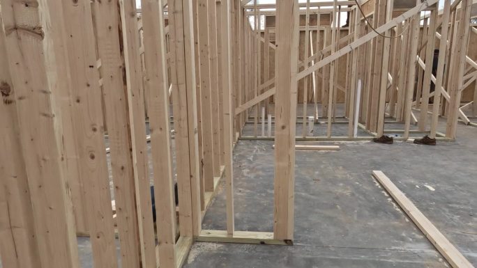一种用于建造正在建造中的新房子的木制框架的框架梁