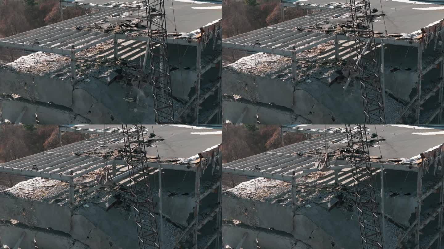 拆除建筑物。挖掘机在拆迁现场清理垃圾。无人机拍摄的被毁建筑物。被毁建筑物的鸟瞰图。