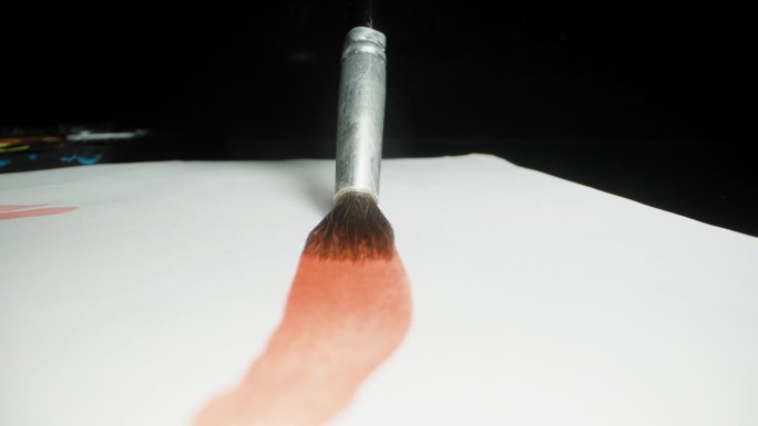 相机沿着画笔在纸上画的红线移动。多莉滑块极端特写。