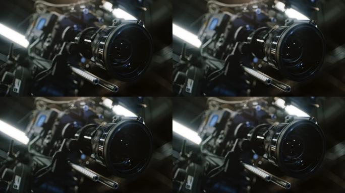专业电影摄影机和长焦变焦镜头的低角度侧面镜头，变焦马达转动齿轮，镜头元件运动，改变焦距。背景是工作室