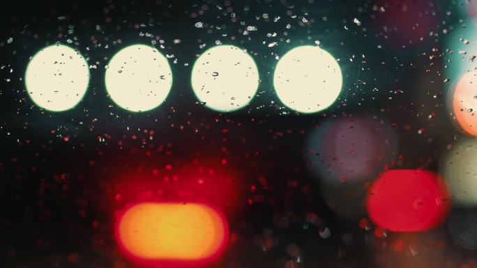 雨天夜晚车窗玻璃水珠