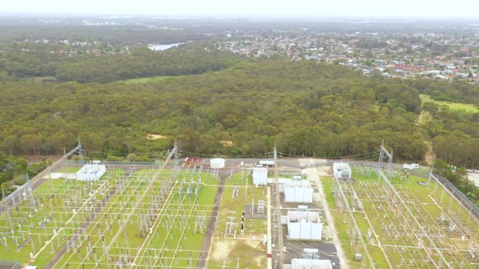位于新南威尔士州悉尼野餐点的配电变电站的空中无人机回拉反向视图