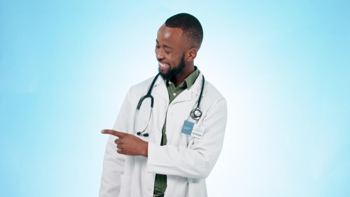 黑人，医生，在医疗保健广告或营销创意方面有专业背景。快乐的非洲男性，外科医生或医疗专业人士展示模型空