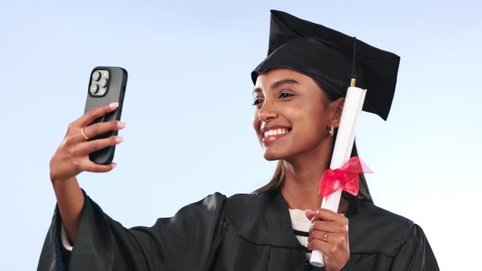 毕业自拍，快乐的女人或学生在大学头像，蓝色背景的文凭或证书。毕业后的成功，社交媒体和印度人在工作室的