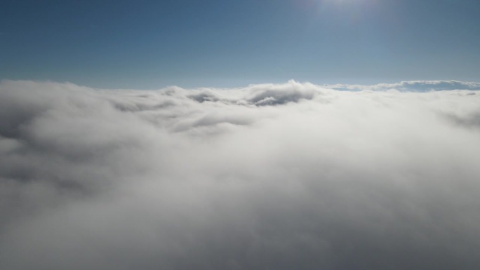 多云天空下的无人机视野，蓬松天空中的美景