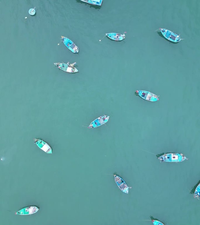 无人机拍摄的木质渔船停泊在越南平顺的美奈港