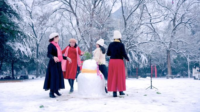 雪后广场休闲的人们