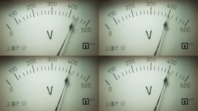 旧的模拟电压表测量电力的电压。带箭头的近距离模拟信号指示器。电气测量和控制装置