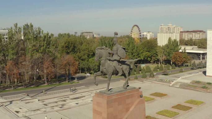 一架无人驾驶飞机在马背上的英雄马纳斯纪念碑上进行环形飞行。Ala-Too广场