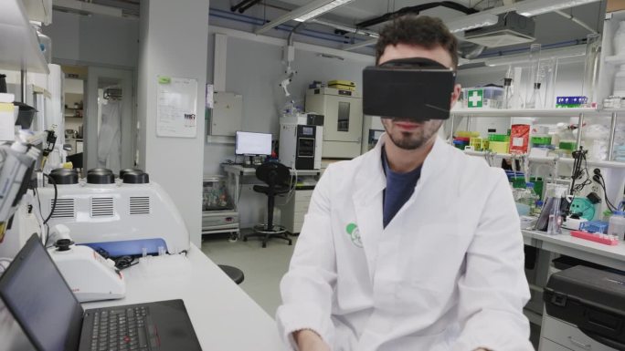 科学家在实验室中使用虚拟现实技术