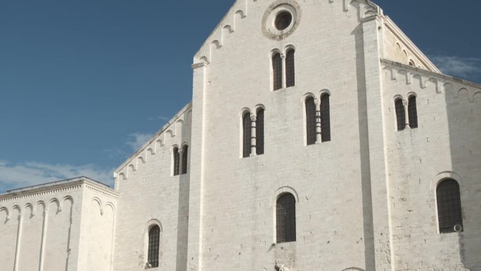 巴里圣尼古拉教堂的立面，石灰岩。