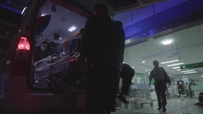 2k夜晚救护车紧急赶赴现场抢救进入手术室