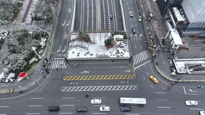 冬季雪天城市车流航拍