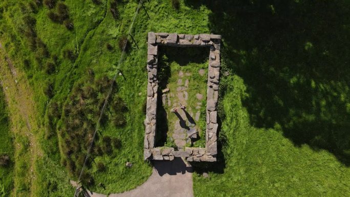 无人机视频飞行格勒特的坟墓，当地的旅游景点，北威尔士的贝德格勒特。
