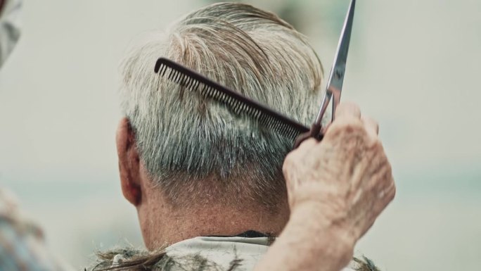 一位老人正在理发店理发