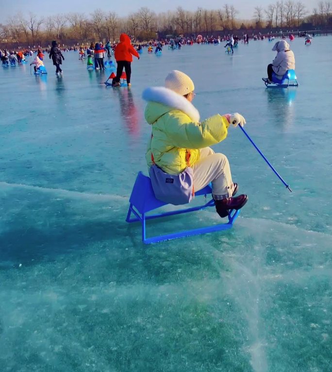 北京颐和园公园滑冰场竖版