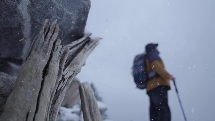 风雪中的登山者 励志 勇气 向前