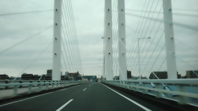 从汽车上俯瞰斜拉桥/东京，日本