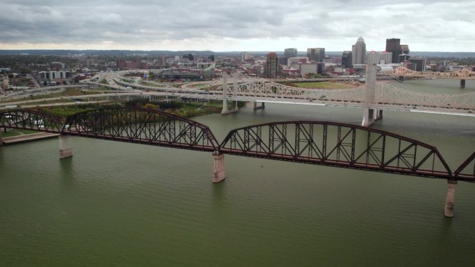 无人机拍摄的美国四大大桥横跨俄亥俄河的画面