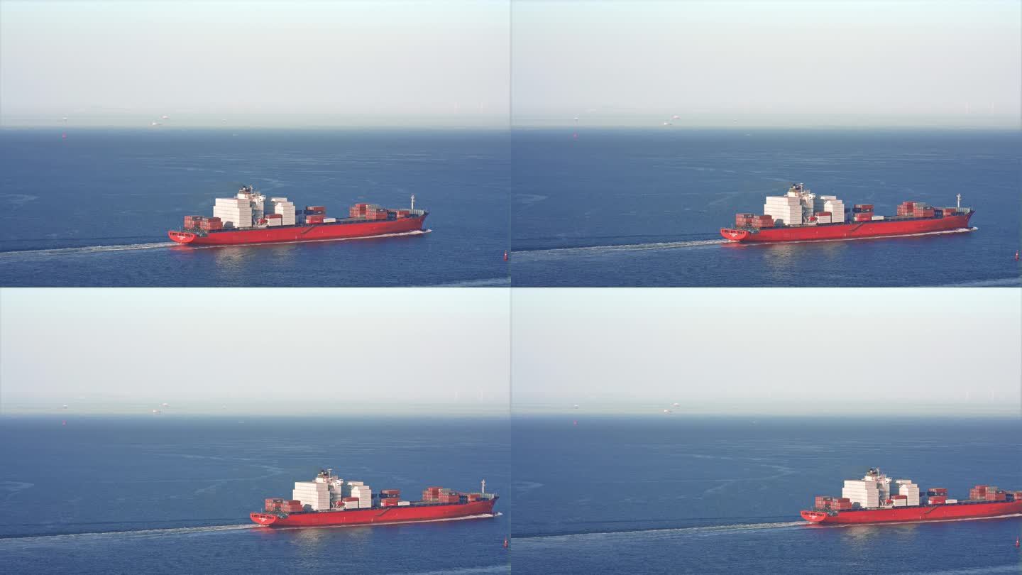 红色船舶在大海中行驶