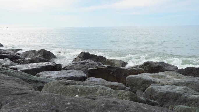 日落时，海浪拍打着岩石海岸。平静的大海，位于愉快的思想，自然的屏保，积极思考，放松，享受生活，积极，