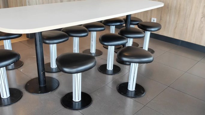 现代简约的家具搭配简单的椅子和圆形的长桌子，在一个地方闲逛