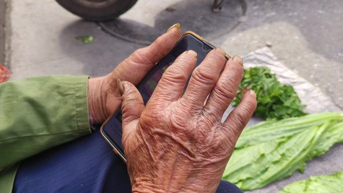 农村老人的手玩手机 农业活动农民老手特写