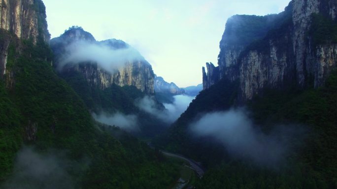 云雾中的德夯峡谷