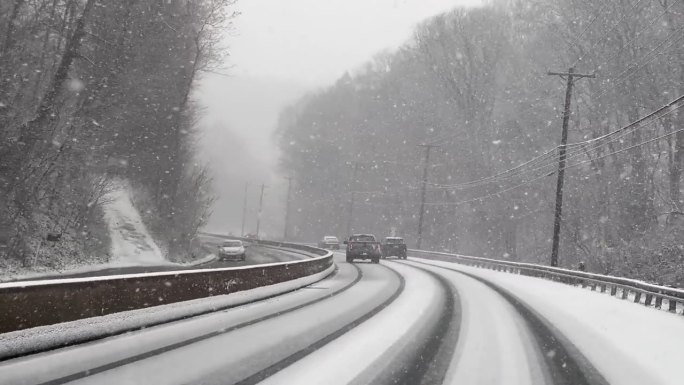 暴风雪中危险的下坡车道