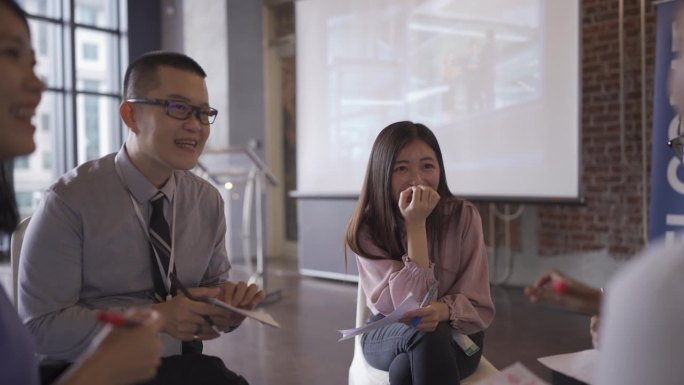 焦点小组亚洲工作坊参与者进行小组讨论，在商业工作坊期间进行头脑风暴