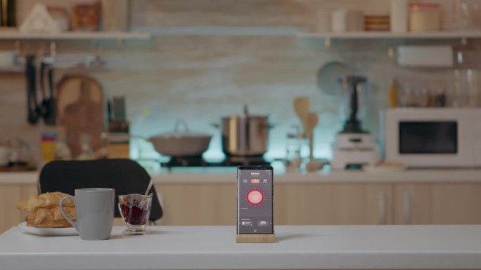 装有智能软件的手机放在厨房的桌子上，没有人在