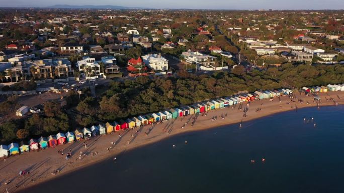 无人机拍摄的布莱顿色彩缤纷的沐浴箱吸引了澳大利亚墨尔本成千上万的游客