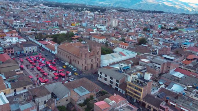 南美洲厄瓜多尔里奥巴马巴的老教堂，背景是山脉。里奥巴马巴是钦博拉索省的首府。