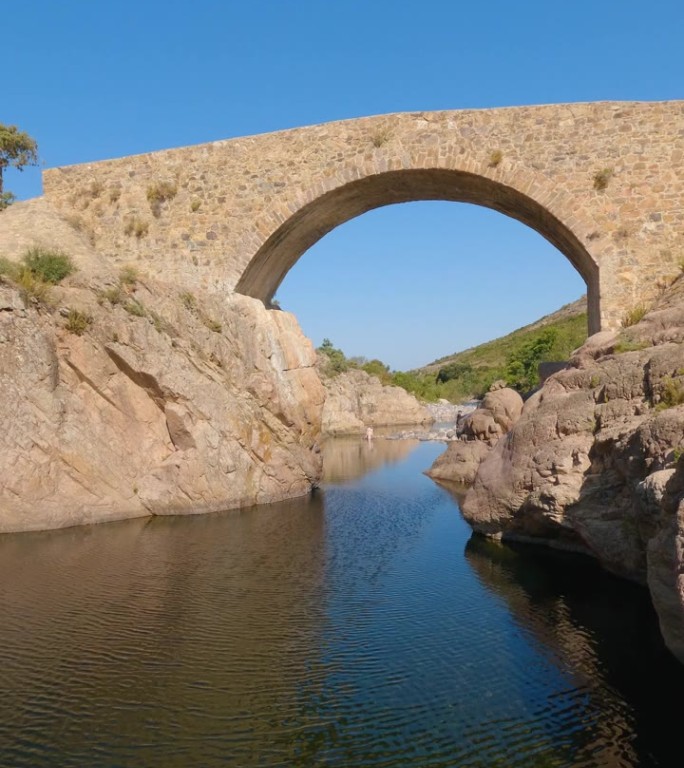 法国，欧洲科西嘉岛，法哥谷，法哥河上著名的老石桥的垂直拍摄。