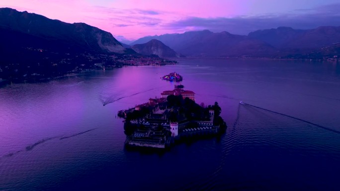 马焦雷湖上美丽的粉红色日落。岛上鸟瞰图，Isola Bella, Isola Superiore意大