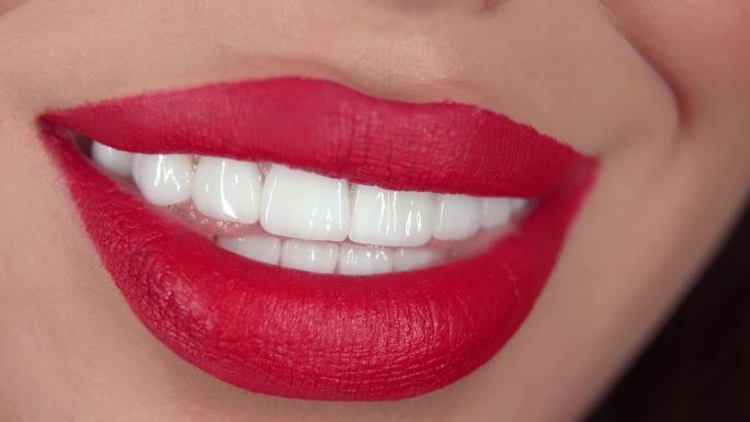 完美的自然唇妆的特写，一个美丽的女性嘴与雪白的牙齿。健康洁白牙齿概念。牙科和美容。