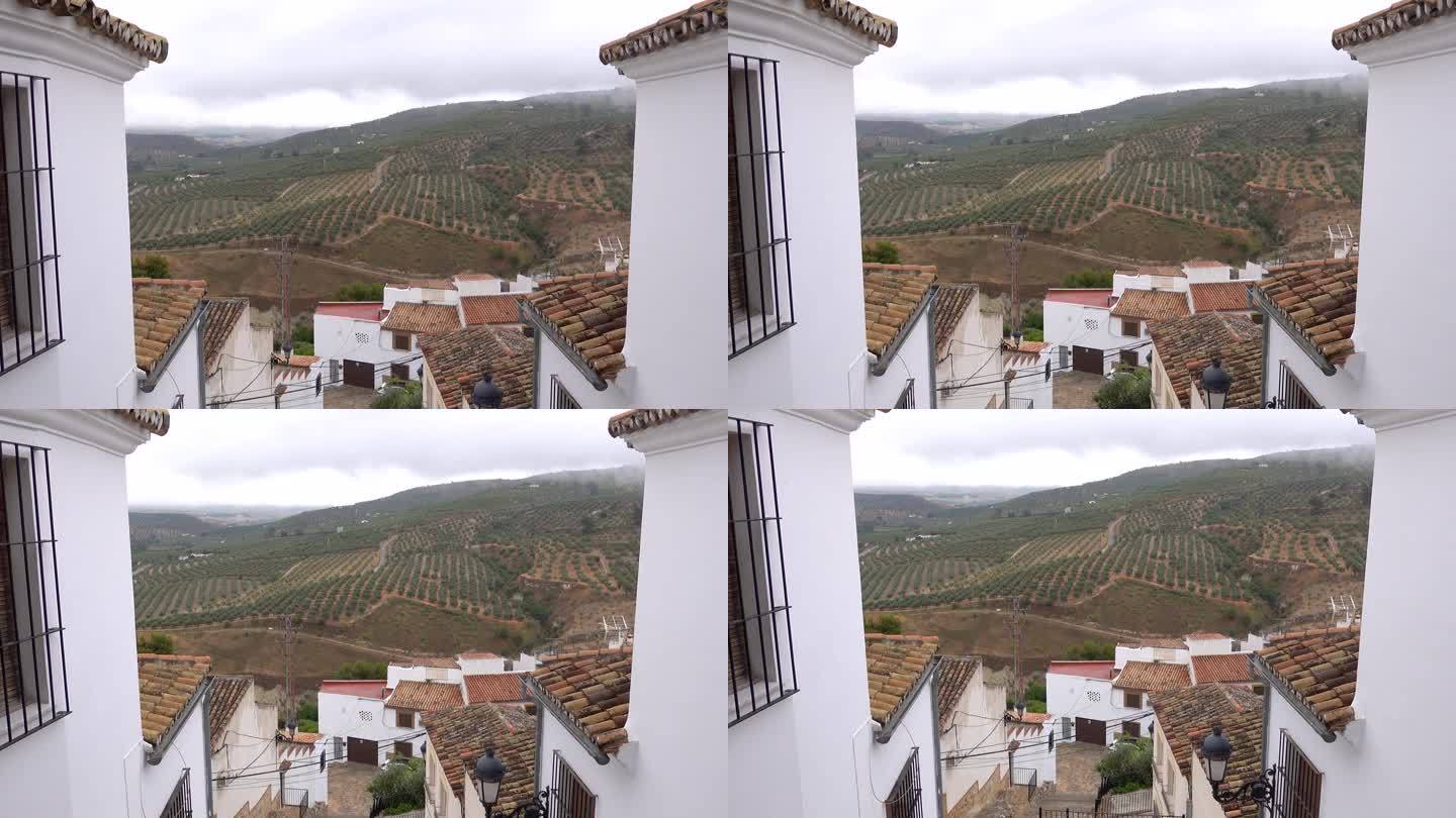 阳光普照的西班牙别墅坐落在西班牙西南部连绵起伏的山丘上:白色的墙壁，赤陶土的屋顶