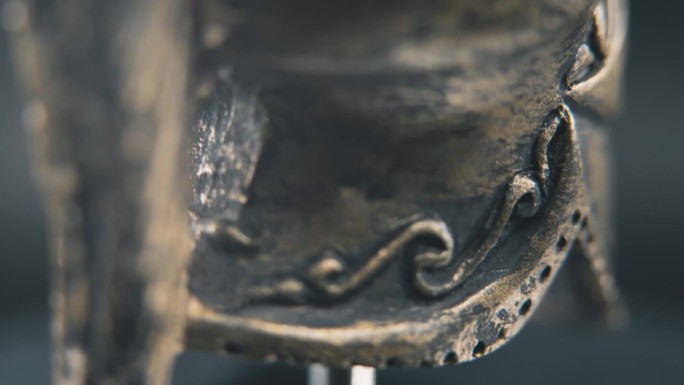 一个近距离的微距镜头，从斯巴达人的面部设计，古希腊战士的青铜头盔，360度旋转的支架，工作室灯光，4