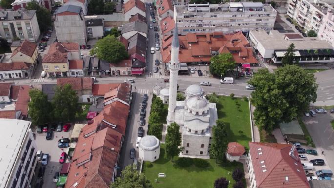 Ferhadija清真寺的空中轨道拍摄，著名的清真寺在巴尼亚卢卡市，波斯尼亚和黑塞哥维那