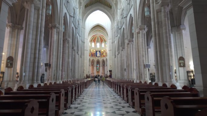 西班牙首都马德里伟大的阿尔穆德纳大教堂的内部建筑。