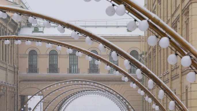 圣诞节的装饰物越过冬季的沟槽，在雪中装饰庆祝，冬宫大厦