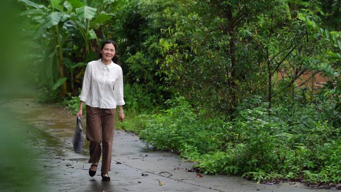 老房子 屋檐下  乡村 振兴 农民 村妇