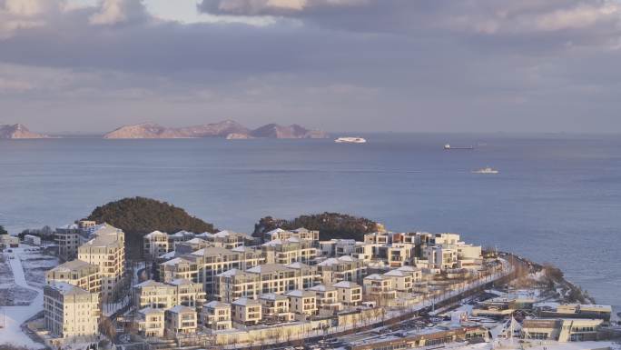 4K唯美雪后夕阳欧式小镇山麓海港风景航拍